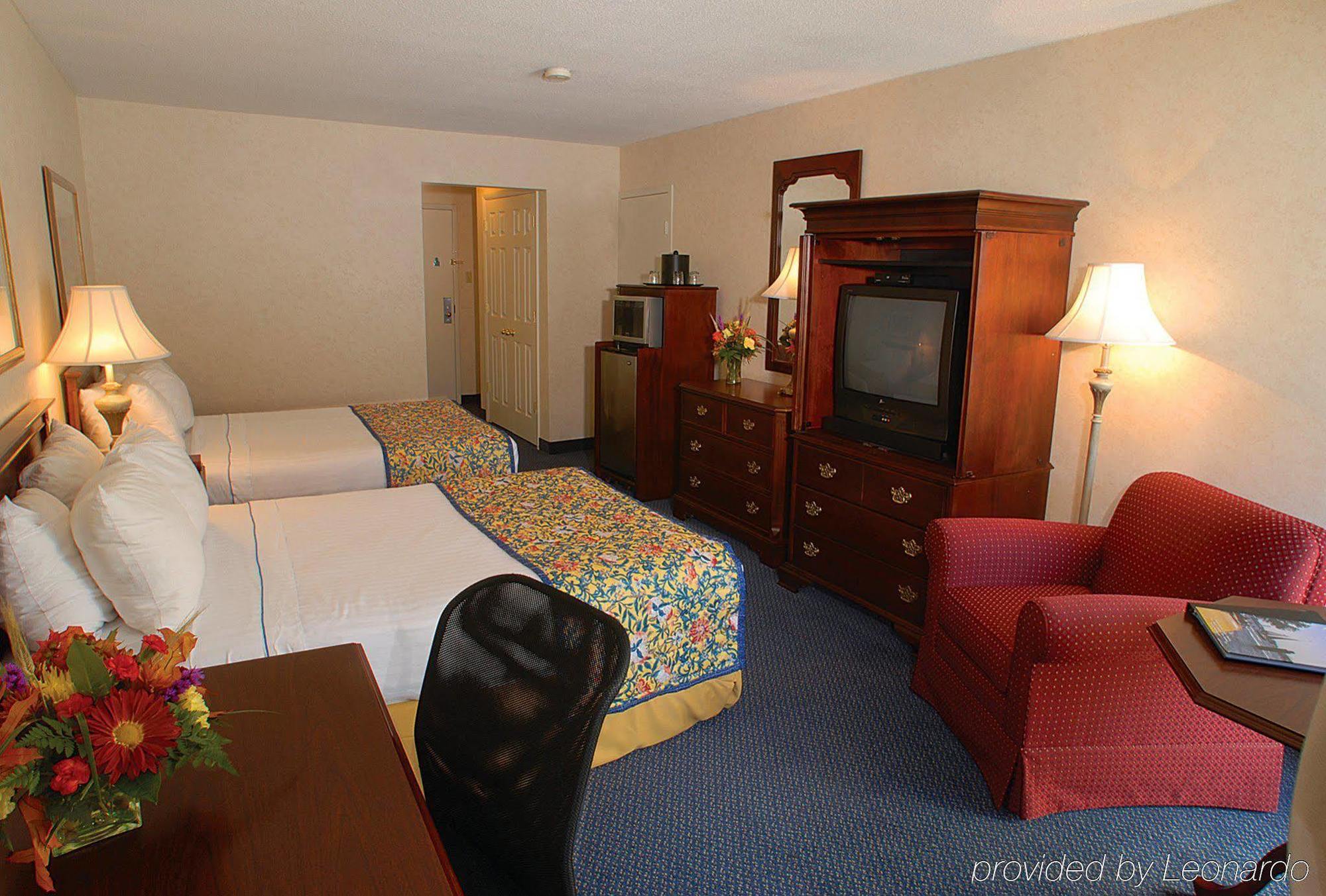 Point Plaza Suites At City Center Newport News Bagian luar foto