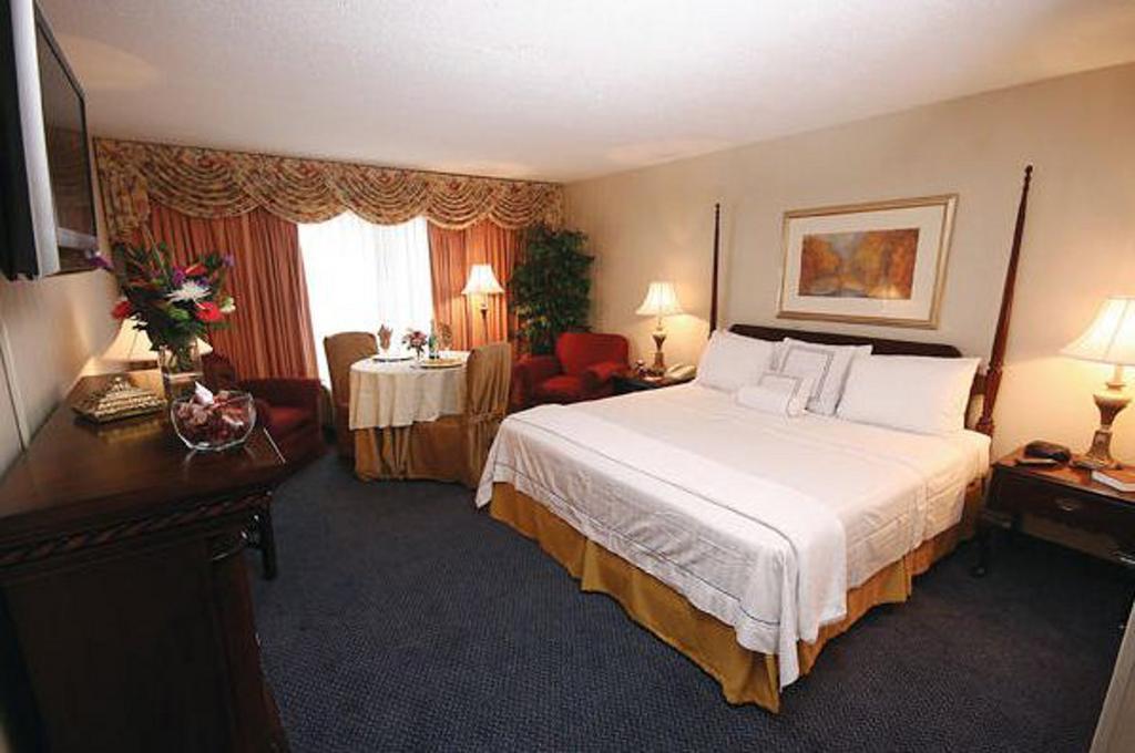 Point Plaza Suites At City Center Newport News Bagian luar foto