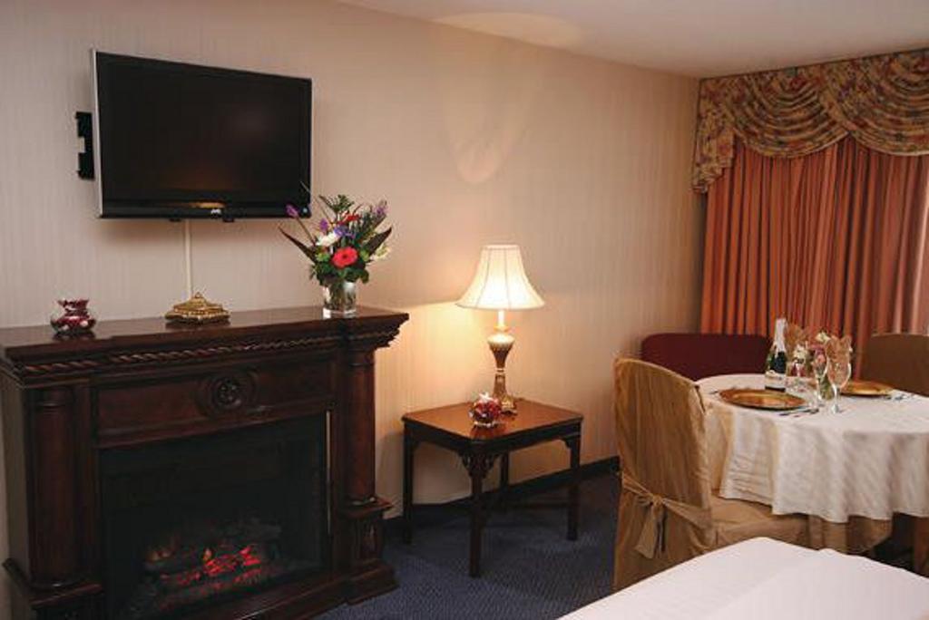 Point Plaza Suites At City Center Newport News Bagian luar foto